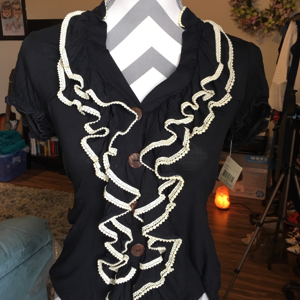 👸🏻Decided button up Ruffle top.🧚🏻‍♀️💅🏼👛💕💕 - Picture 5 of 7